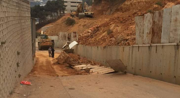 OTV: انهيار حائط كبير في منطقة الفنار