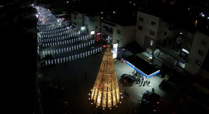 بلدية البترون تضيء زينة الأعياد وشجرة الميلاد في ساحة المدينة العامة