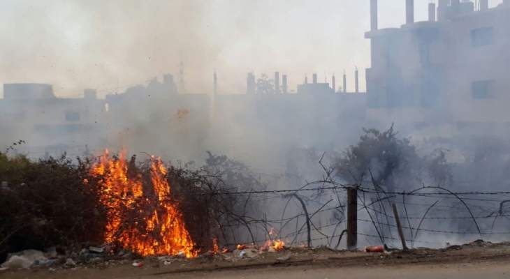 عناصر من الدفاع المدني تعمل على اخماد حريق في حلبا