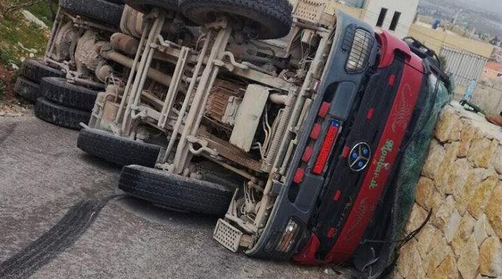 سقوط جريح بانقلاب شاحنة محملة بالاسمنت على اوتوستراد طرابلس 