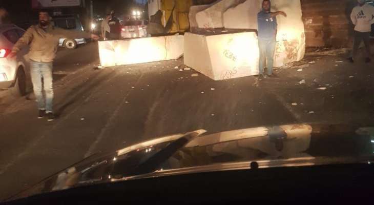 النشرة: انقلاب شاحنة على دوار كفررمان في النبطية محملة بالصخور
