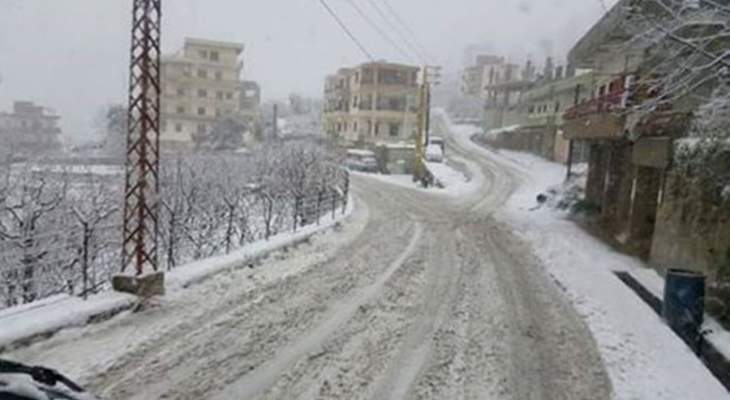 الثلوج تغطي المرتفعات الجبلية في عكار والجرافات تعمل على فتح الطرق