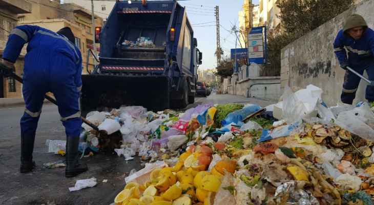 النشرة: شركة ستي بلو باشرت رفع النفايات المتراكمة في صيدا قبيل شهر رمضان المبارك