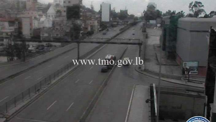 جريح نتيجة تصادم بين سيارة ودراجة نارية على جسر الكرنتينا باتجاه بيروت