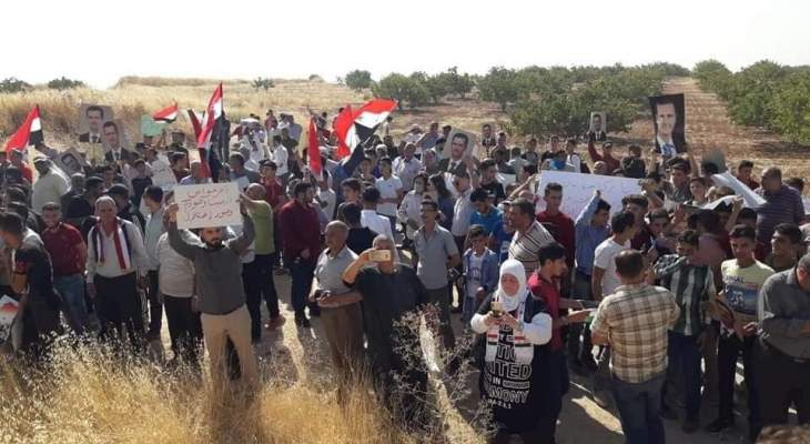النشرة: مئات السوريين تظاهروا في ريف حماة احتجاجا على الوجود التركي