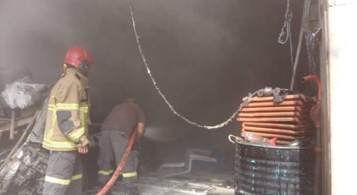 "النشرة": عناصر الدفاع المدني أخمدوا حريقاً شب في محل مخصص لغيار زيت السيارات بالمدينة الصناعية- زحلة