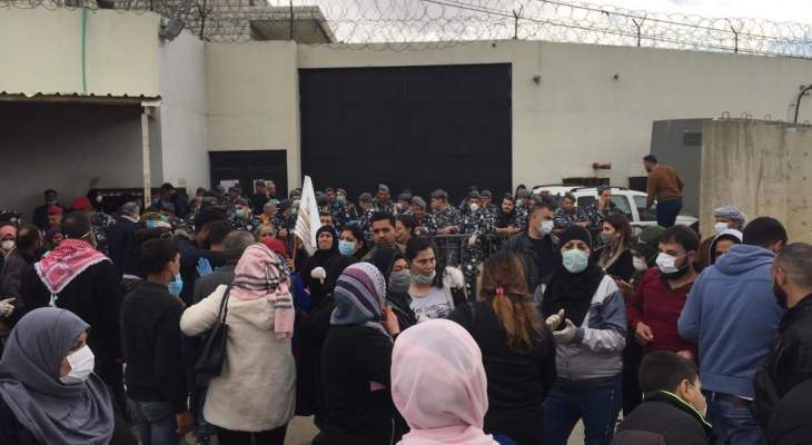النشرة: اعتصام لاهالي المساجين امام سجن زحلة للمطالبة بإقرار العفو العام