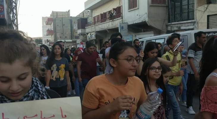 محتجون ينظمون مسيرة في الهرمل تنديدا بالوضع الإقتصادي
