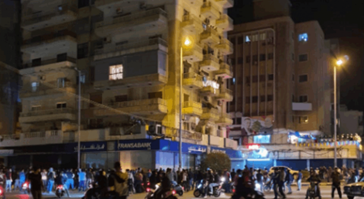   الجيش اللبناني يحاول تفريق المحتجين في ساحة عبد الحميد كرامي بطرابلس