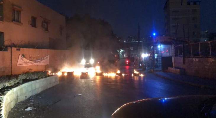 محتجون قطعوا الطريق عند مفرق بشامون بالإطارات المشتعلة احتجاجا على ارتفاع أسعار المحروقات