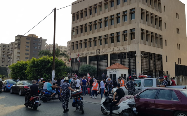 محتجون توجهوا من ساحة النور الى امام فرع مصرف لبنان بطرابلس