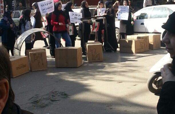 النشرة: قطع طريق سوق الجمال في الشياح من قبل عدد من النساء رفضا للعمالة السورية