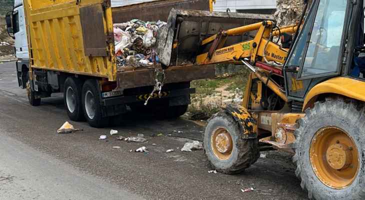 بلدية بقسطا بدأت بإزالة النفايات من الشوارع بعد أسبوع على تكدسها نتيجة توقف الشركة المتعهدة عن جمعها