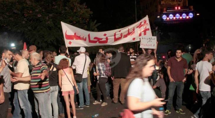 تلاسن شديد بين السائقين المارة والمتظاهرين امام وزارة الداخلية 