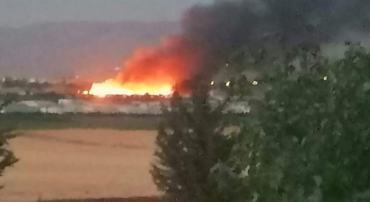 النشرة: حريق نتيجة تخزين البنزين بمخيم للنازحين السوريين في بلدية الطيبة ببعلبك