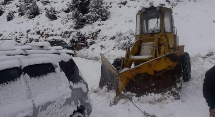 اجلاء عدد من السيارات كانت عالقة بالثلوج على طريق القموعة فنيدق 