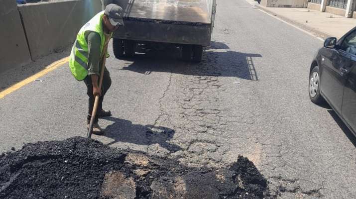 أشغال وأعمال تزفيت حفر على طريق الجمهور باتجاه بيروت سببت ازدحامًا مروريًا