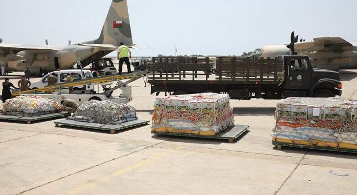 وصول طائرتان محملتان بـ24 طنا من المواد الغذائية مقدمة هبة من سلطنة عمان للجيش اللبناني