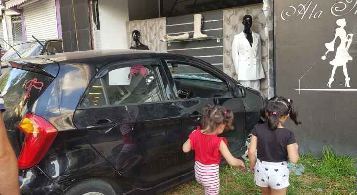 "النشرة": اصطدام سيارة بمحل ملبوسات في بلدة الهلالية - صيدا