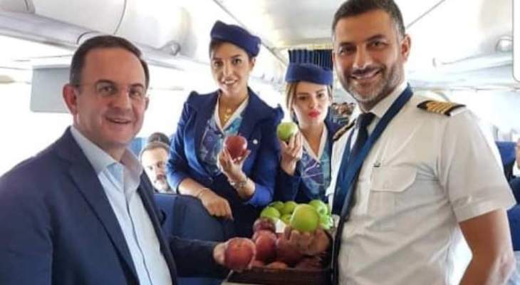 شركة &quot;طيران الشرق الأوسط&quot; وزعت تفاحا على المسافرين على متن طائراتها