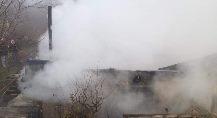النشرة: الدفاع المدني يعمل على إخماد حريق شب في خمارة ببلدة تربل