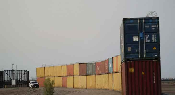 إزالة جدار من الحاويات على الحدود الأميركية المكسيكية