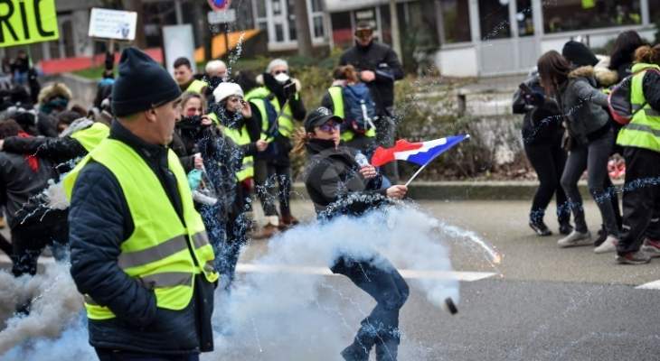 الشرطة الفرنسية تطلق الغاز المسيل للدموع لتفريق تظاهرات لمحتجي السترات الصفراء في باريس