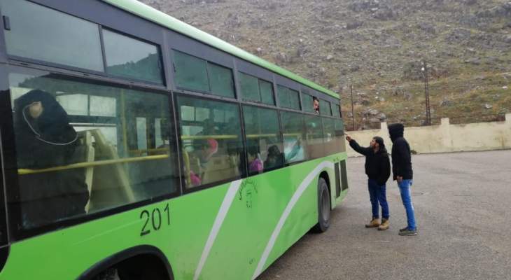 النشرة: انطلاق الحافلة التي تقل دفعة من النازحين السوريين من شبعا الى بلدهم