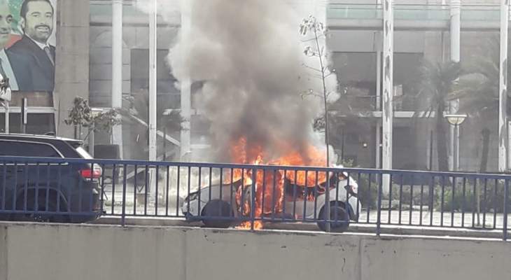 سائق سيارة أجرة أقدم على احراق سيارته على  طريق المطار احتجاجا على الاجراءات الامنية 