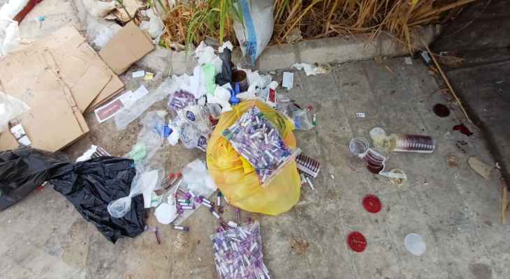 "النشرة": العثور على مئات الأنابيب الطبية قرب احدى حاويات النفايات في صيدا
