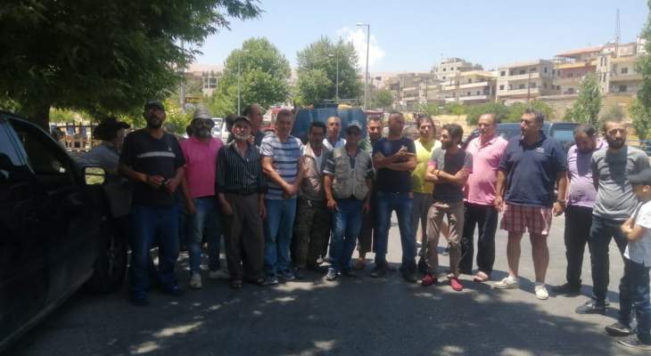 النشرة: أهالي شمسطار والقرى المجاورة قطعوا طريق البلدة الرئيسي احتجاجا على الوضع المعيشي