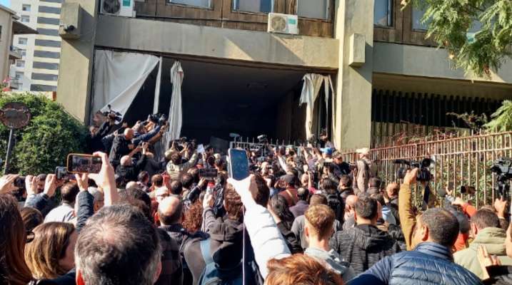 محتجون نجحوا في فتح البوابة الرئيسية لوزارة العدل في بيروت ومواجهات مع القوى الأمنية