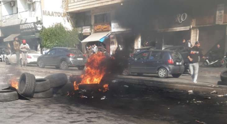 محتجون قطعوا الطريق عند خط صيدا القديمة- الشياح في الاتجاهين بالإطارات المشتعلة