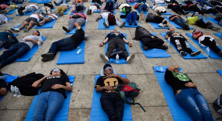 قيلولة جماعية وسط شارع مزدحم في مكسيكو بمناسبة اليوم العالمي للنوم