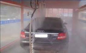 بريطاني حاول غسل سيارته فعلق داخل المغسلة الآلية 