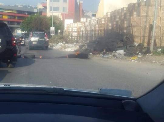 النشرة: قطع طريق الشويفات بعد مفرق كفرشيما بالإطارات المشتعلة