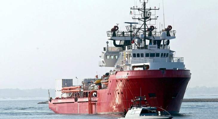سلطات إيطاليا تجري فحوصات طبية للمهاجرين على متن سفينة &quot;أوشن فايكينغ&quot; تمهيدا لاستقبالهم