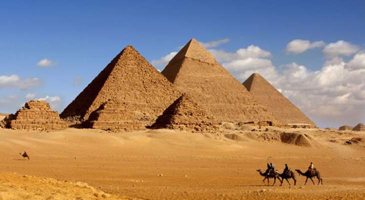 سلطات مصر: القبض على 3 أشخاص لبيعهم دون وجه شرع أحجارا من أهرام الجيزة