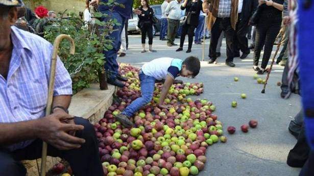 مزارعو التفاح قطعوا طريق عام الباروك احتجاجا على عدم تصريف الانتاج