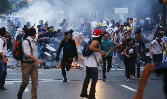 توقيف 500 شخص على خلفية الاحتجاجات المستمرة في فنزويلا  