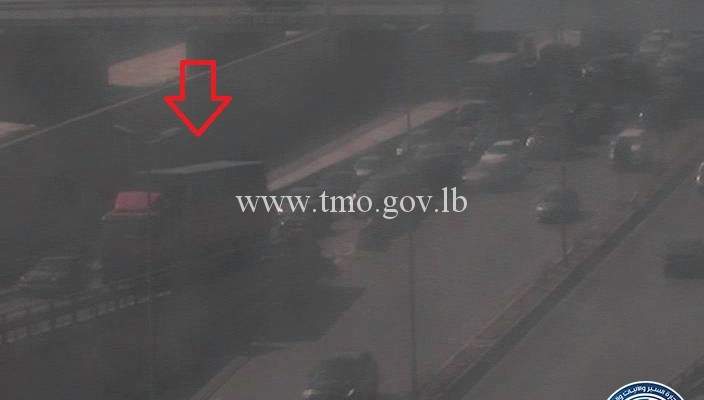 تعطل شاحنة من اوتوستراد لحود باتجاه جسر الكرنتينا سبب حركة سير كثيفة