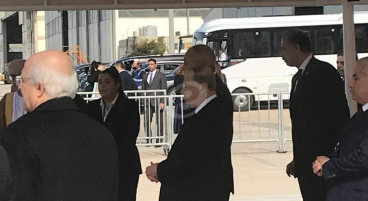 الرئيس عون يستقبل وفد سلطنة عمان المشارك في القمة في مطار بيروت