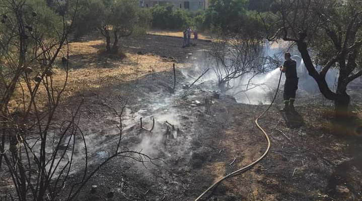 عناصر الدفاع المدني اخمدوا حريقاً اندلع بالقرب من المنازل في بلدة الشيخ محمد العكارية