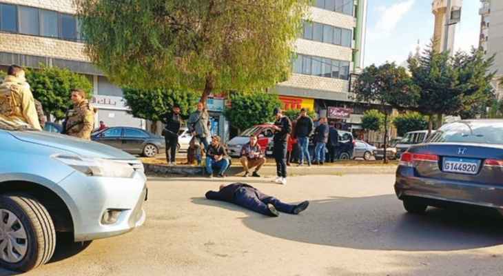 "الجديد": مواطن قطع الطريق بجسده أمام سرايا طرابلس إحتجاجاً على الأوضاع المعيشية