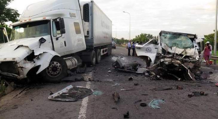سقوط 17 قتيلا نيجيريا جراء تصادم حافلة وشاحنة