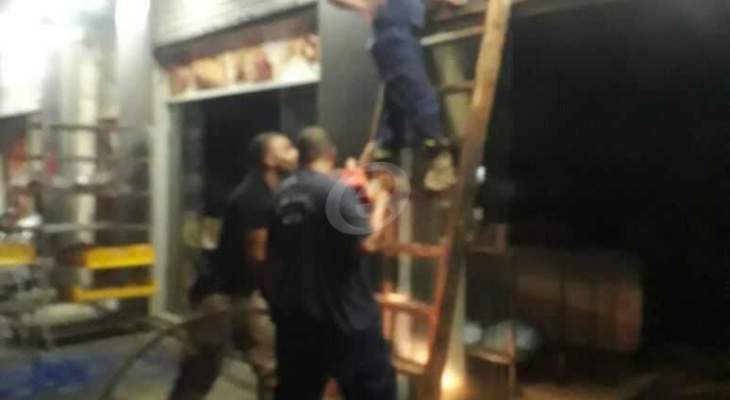 النشرة: اخماد حريق في محلة البوابة الفوقا في صيدا وسقوط جريح