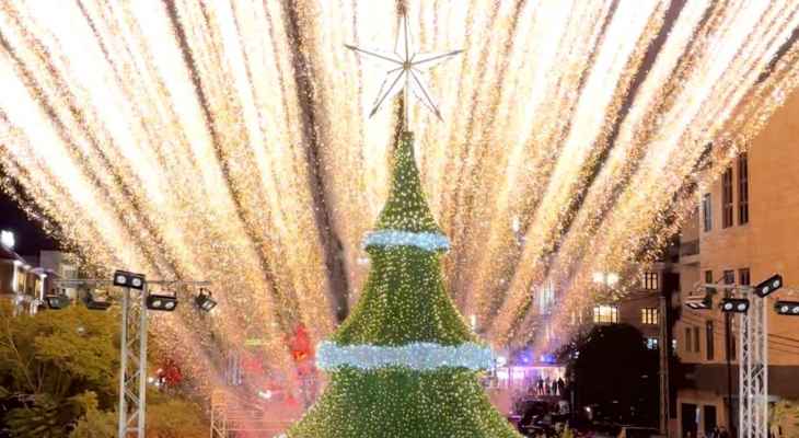 إضاءة شجرة الميلاد بالشارع الروماني في جبيل بحضور وزير السياحة