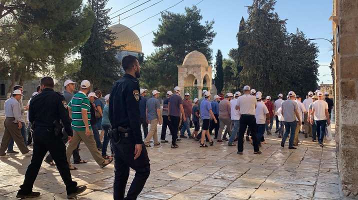 مستوطنون اقتحموا باحات المسجد الأقصى في القدس بحماية الشرطة الإسرائيلية