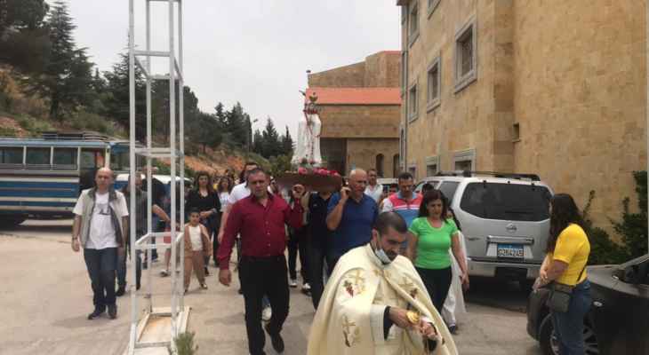 قداس احتفالي في كنيسة دير يسوع في زحلة قبل ثلاثة ايام من انتهاء الشهر المريمي