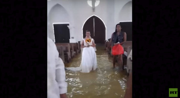 أكملا زواجهما بالرغم من طوفان داخل كنيسة في الفيليبين